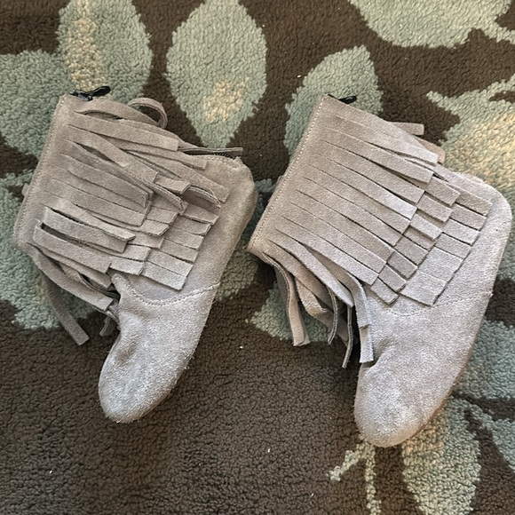NWOT Monkey feet grey fringe boots size 3-4 years - Picture 2 of 7